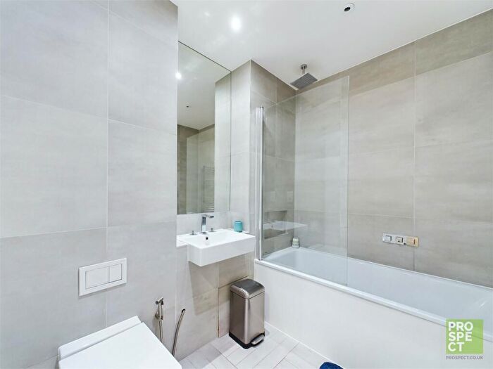 2 Bedroom Apartment To Rent In Verto, Kings Road, Reading, Berkshire, RG1