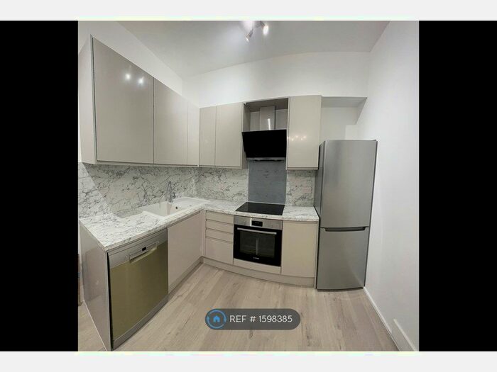 2 Bedroom Flat To Rent In Raised Ground Floor, London, W12