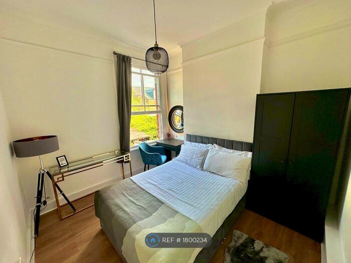 3 Bedroom Flat To Rent In Howard Road, London, NW2