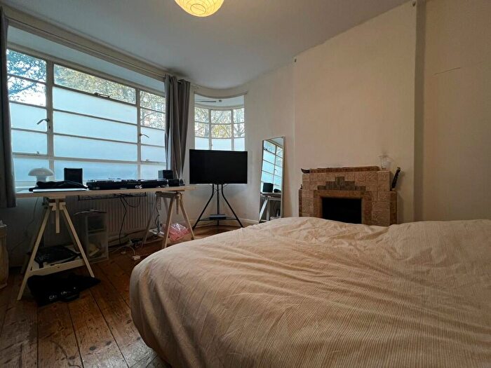 2 Bedroom Flat To Rent In Flat, - Myrdle Street, E1