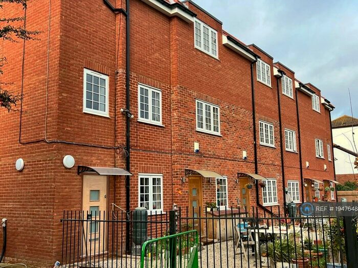 3 Bedroom Flat To Rent In Norfolk Avenue, London, N13