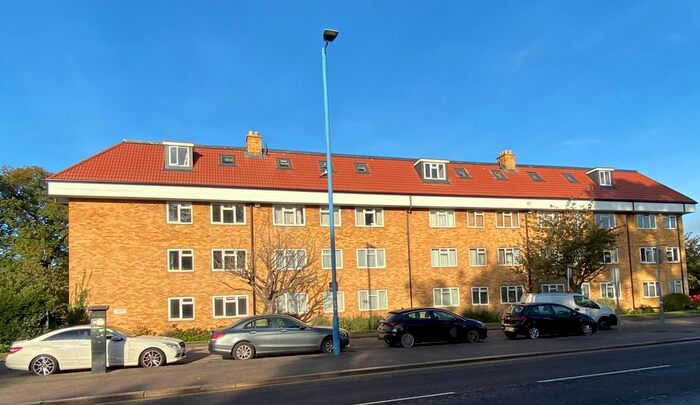 2 Bedroom Flat To Rent In Parkside, High Street, Potters Bar, EN6