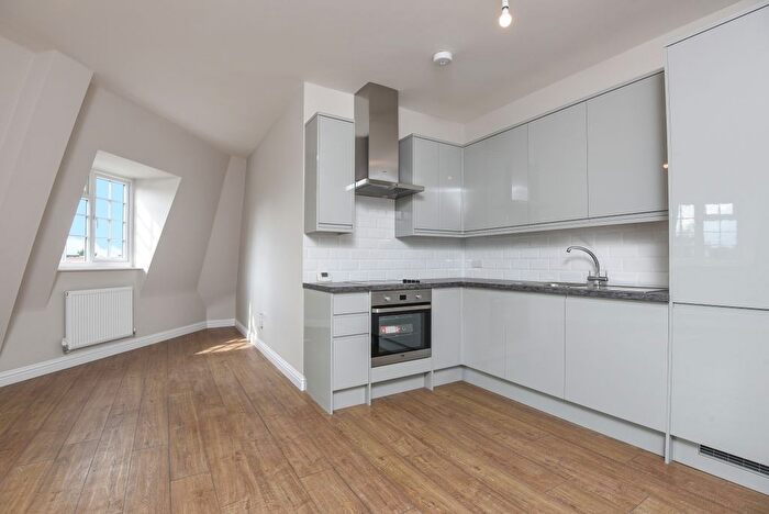 3 Bedroom Flat To Rent In Manor Drive North, New Malden, Surrey, KT3
