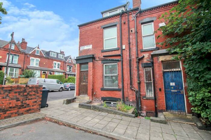 2 Bedroom End Of Terrace House To Rent In Quarry Mount Place, Woodhouse, LS6