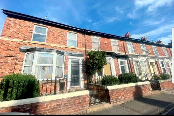 1 Bedroom Flat To Rent In Top Floor Flat Fulford Road, York, YO10