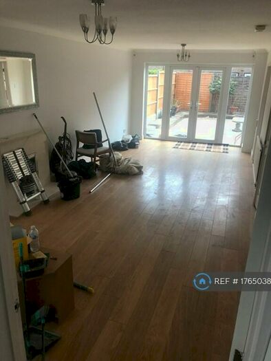 3 Bedroom Semi-Detached House To Rent In Tangmere Crescent, Hornchurch, RM12