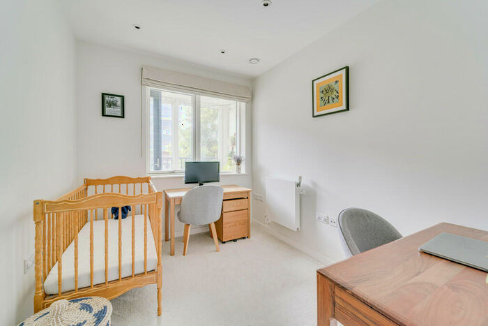 2 Bedroom Apartment For Sale In Seven Sisters Road, Finsbury Park, London, N7