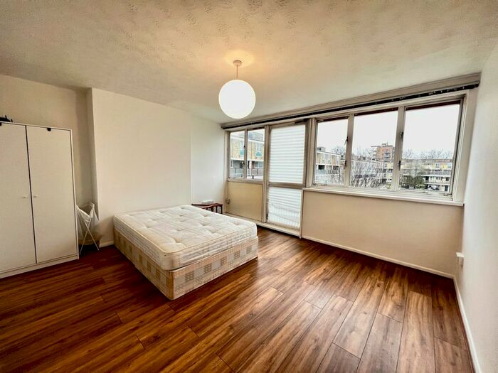 3 Bedroom Flat To Rent In Smithy Street, London, E1