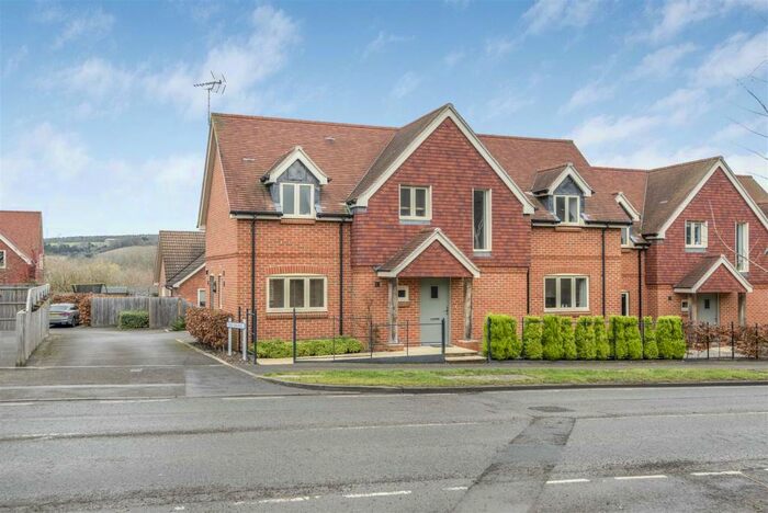 3 Bedroom Semi-Detached House For Sale In Reading Road, Lower Basildon, Reading, RG8