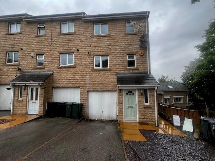 4 Bedroom Town House To Rent In Platt Court, Off Vicarage Road, Shipley, BD18