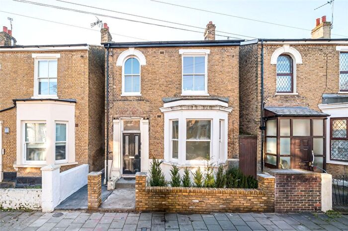 2 Bedroom Flat For Sale In Hayter Road, London, SW2
