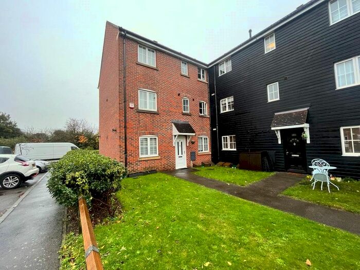 2 Bedroom Maisonette To Rent In Hubbards Close, Uxbridge, Greater London, UB8