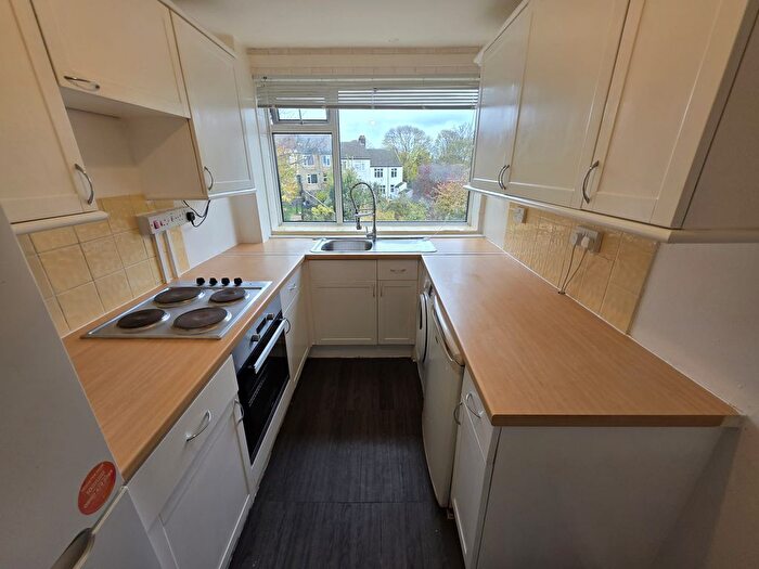 2 Bedroom Flat To Rent In Richmond Court, Richmond Hill, Luton, Bedfordshire, LU2