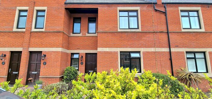 2 Bedroom Flat To Rent In Marlborough Drive, Bushey, WD23