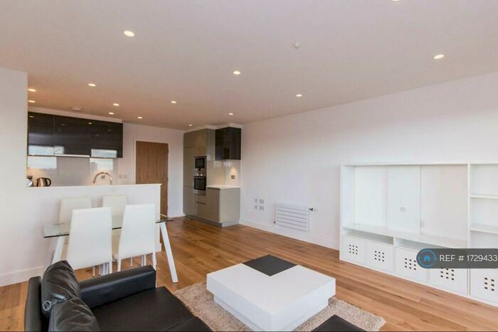 2 Bedroom Flat To Rent In Luxury - Opposite Canning Town Tube, Newham, London, E16