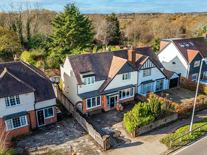 4 Bedroom Semi-Detached House For Sale In Radlett Road, Frogmore, St. Albans, Hertfordshire, AL2