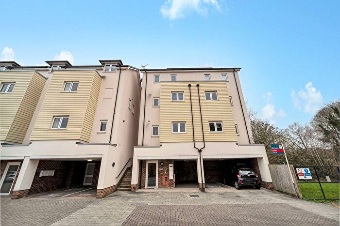 2 Bedroom Flat For Sale In Pyle Close, Addlestone, KT15