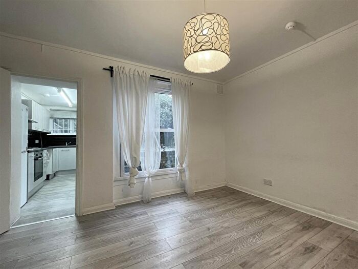 2 Bedroom Flat To Rent In Amhurst Road, Hackney, E8