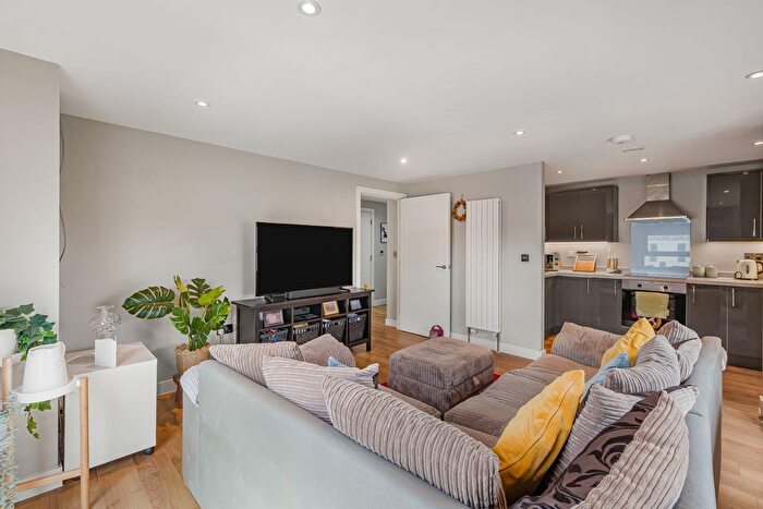 2 Bedroom Flat For Sale In Victoria Avenue, Richmond House - Victoria Avenue, SS2