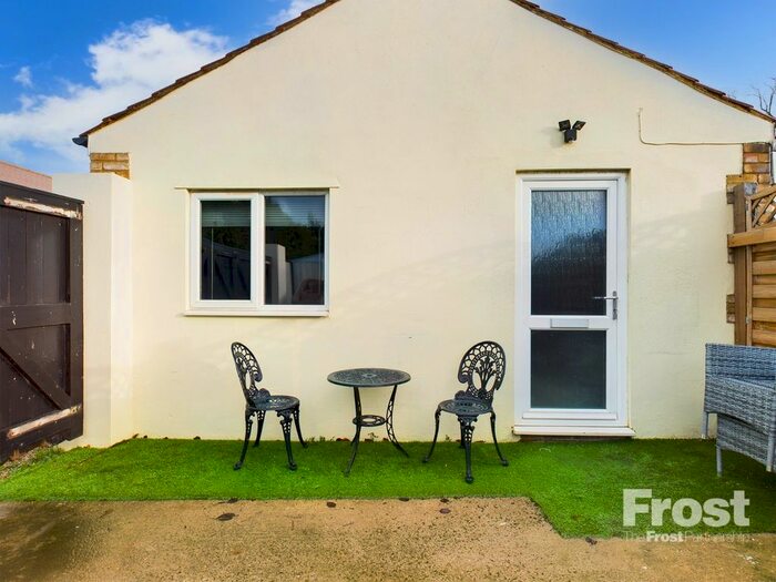 1 Bedroom Bungalow To Rent In Old Ferry Drive, Wraysbury, Staines-Upon-Thames, Berkshire, TW19
