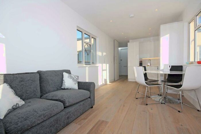 1 Bedroom Flat To Rent In Nightingale Lane, Clapham South, SW12