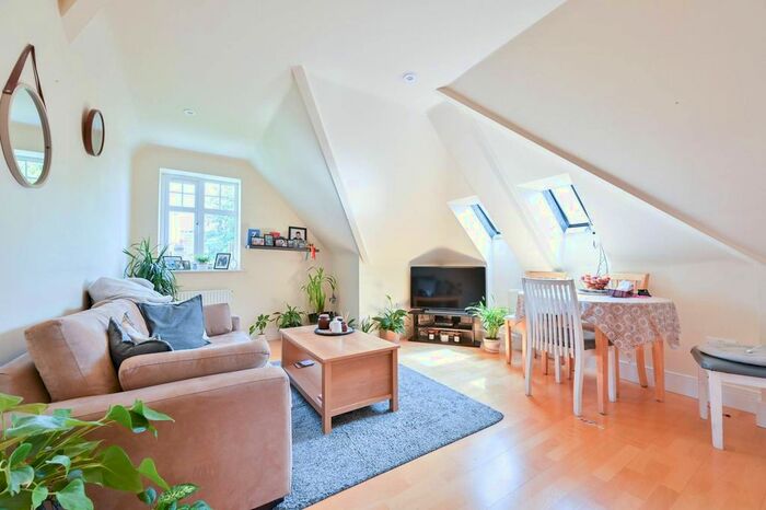 2 Bedroom Flat To Rent In Addlestone Park, Addlestone, KT15