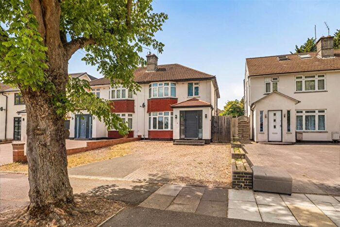 3 Bedroom Semi Detached House For Sale In Harcourt Avenue, Edgware, HA8