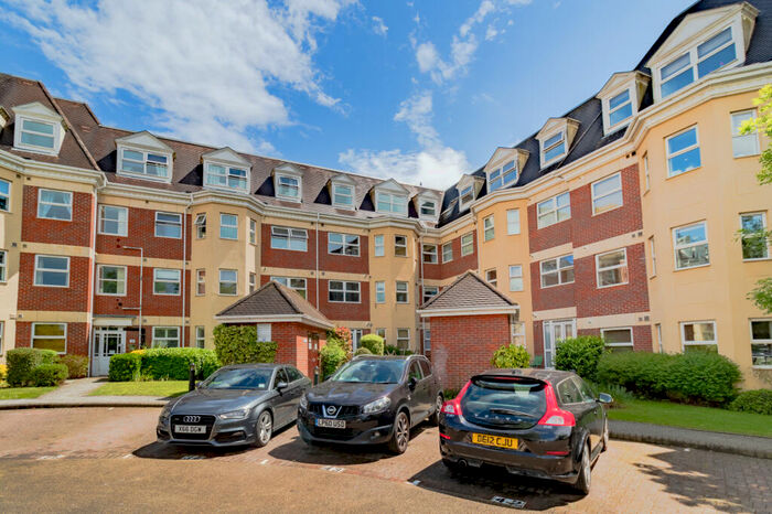 2 Bedroom Flat To Rent In Top Floor - Elmhurst Court, GU15