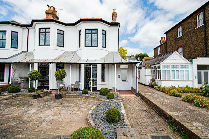 2 Bedroom Flat To Rent In Clifftown Parade, Southend-on-sea, SS1