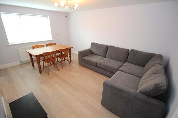 2 Bedroom Apartment To Rent In Shurland Avenue, Barnet, Hertfordshire, EN4