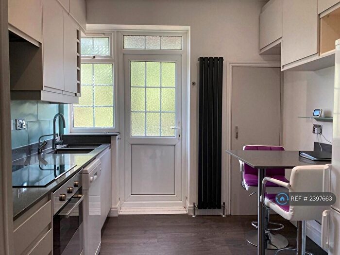 2 Bedroom Flat To Rent In Wykeham Road, London, NW4