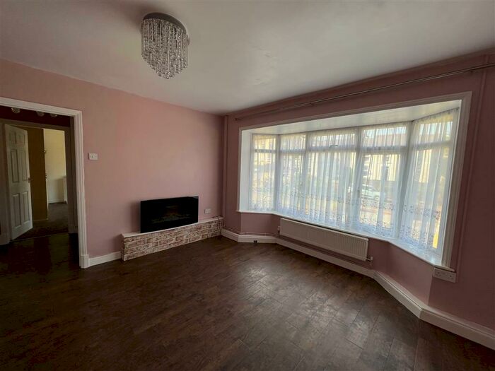 3 Bedroom Bungalow To Rent In New Road, Skewen, Neath, SA10