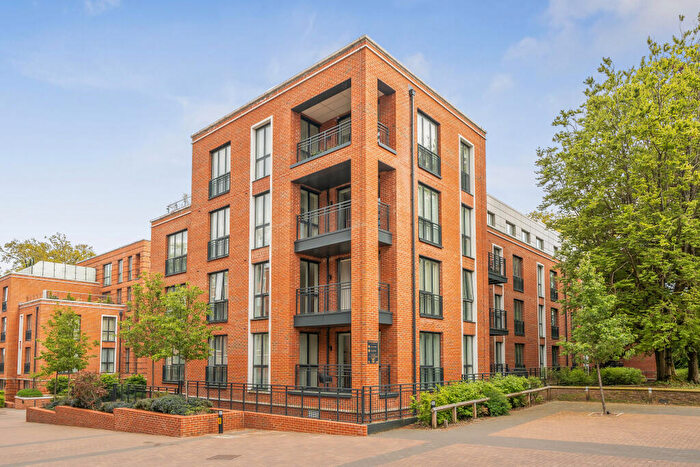 3 Bedroom Flat For Sale In Fellowes Rise, Winchester, SO22