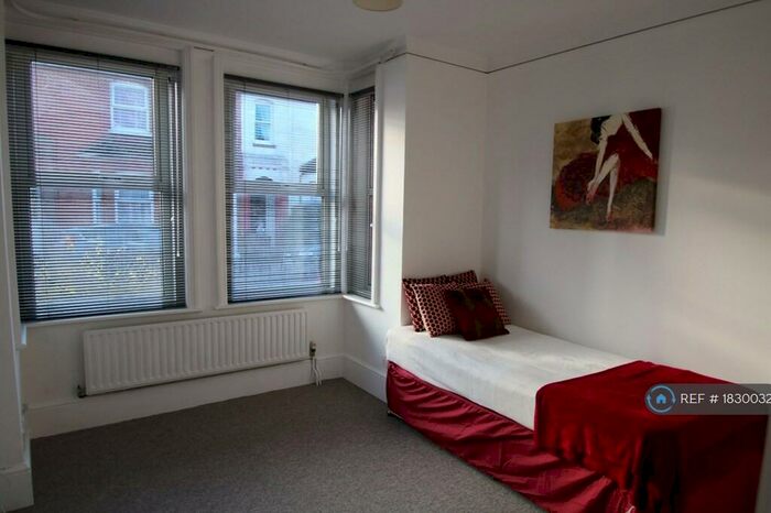 Studio To Rent In East Park, Crawley, RH10