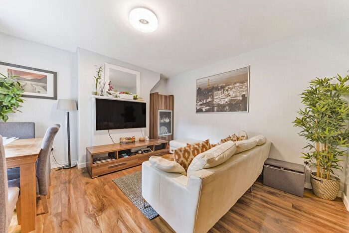 3 Bedroom Flat To Rent In County Street, Elephant And Castle, London, SE1