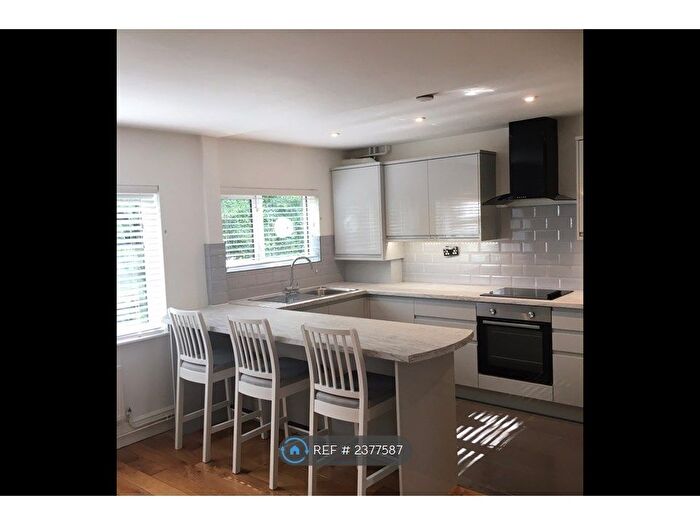 2 Bedroom Flat To Rent In Hickling Way, Harpenden, AL5