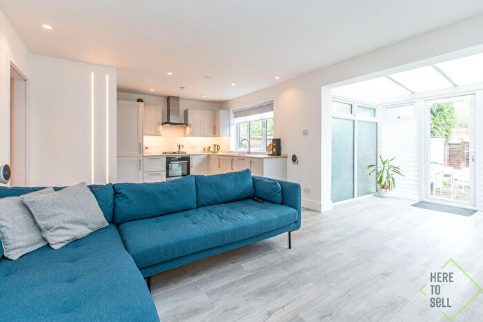 2 Bedroom Flat To Rent In Petworth Road, North Finchley, London, N12