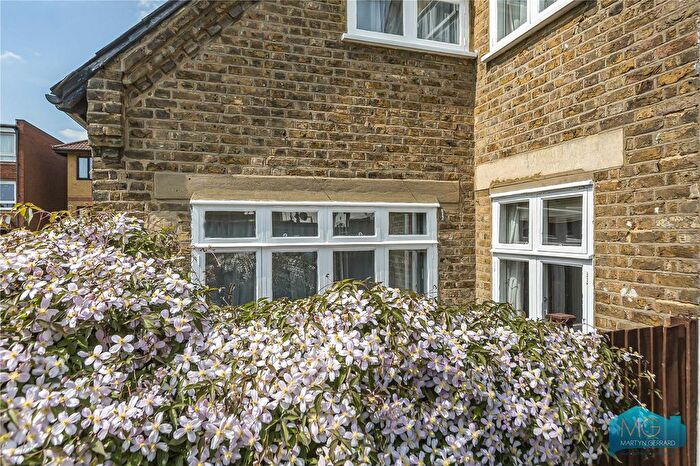 3 Bedroom Detached House For Sale In Woodside Park Road, Woodside Park, London, N12