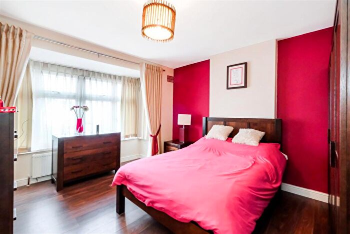 3 Bedroom End Of Terrace House For Sale In Kimberley Road, North Chingford, E4