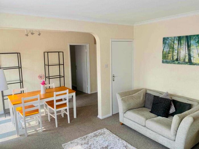 2 Bedroom Flat To Rent In Trinity Close, Bromley, BR2