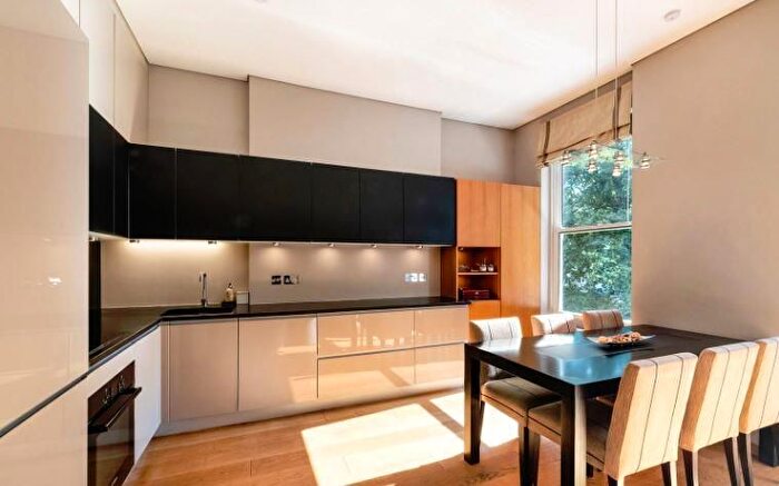 3 Bedroom Flat To Rent In Trinity Way, Acton, London, W3