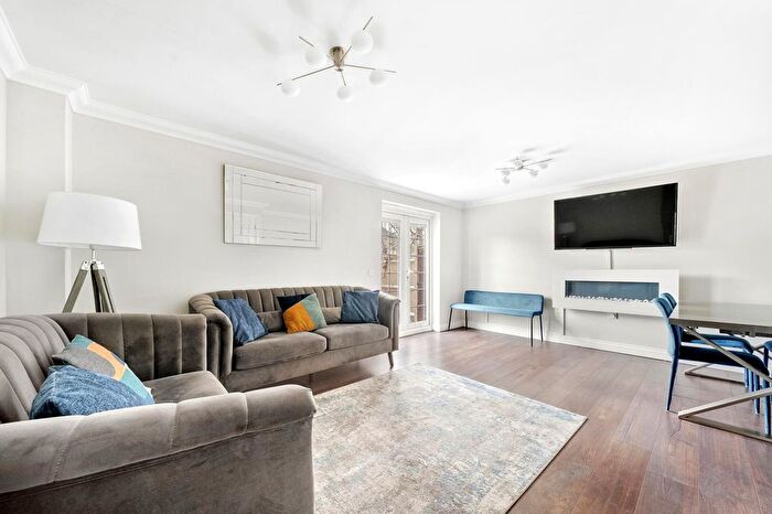 4 Bedroom Town House For Sale In Highbury Square, London, N14