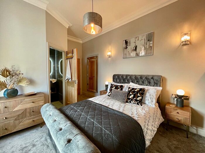 2 Bedroom Flat To Rent In Carlton House, Sandy Walk, WF1