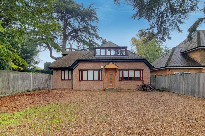 4 Bedroom Bungalow To Rent In Newlands Close, Edgware, HA8