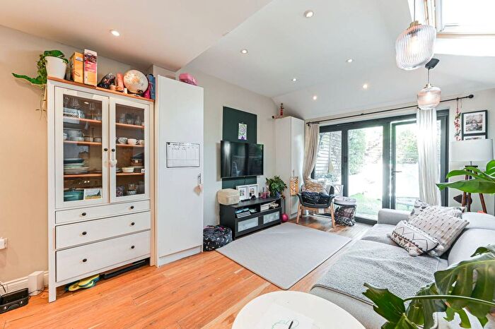 3 Bedroom Maisonette To Rent In Kingscourt Road, Streatham Hill, London, SW16