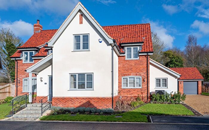 4 Bedroom Detached House For Sale In Holt Road, Norfolk, NR20