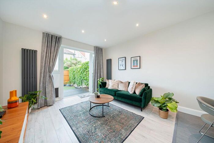 3 Bedroom Flat For Sale In Dudden Hill Lane, Neasden, NW10