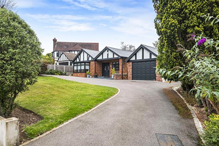 3 Bedroom Detached House For Sale In Eversley Crescent, London, N21