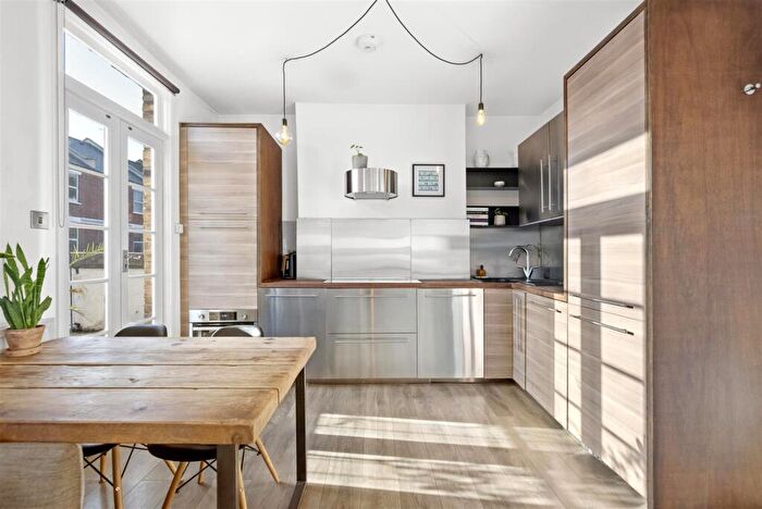 2 Bedroom Flat For Sale In Crouch Hill, Finsbury Park, N4