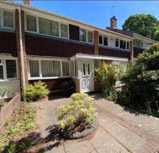 3 Bedroom Barn Conversion To Rent In Petworth Gardens, SO16